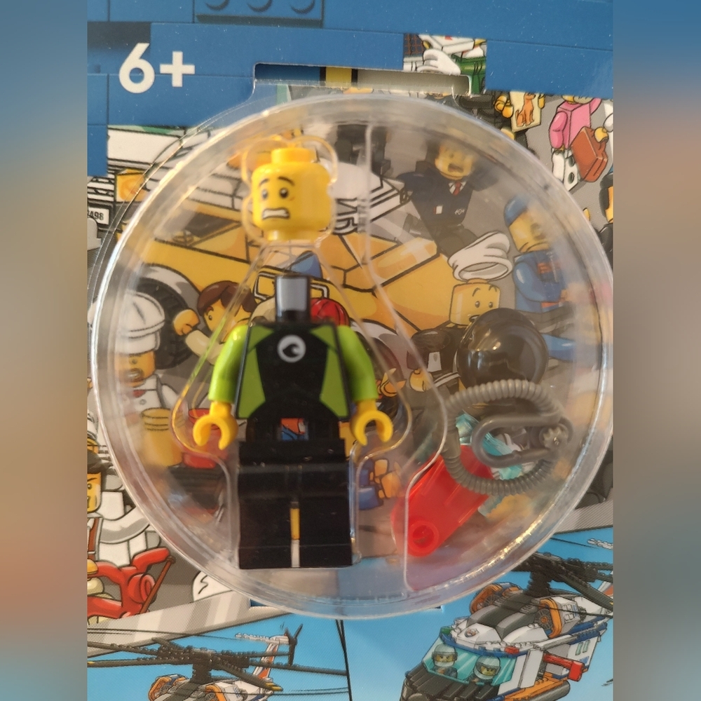Lego City Searching Adventures Book with Minifigure NWT 2022 - Picture 2 of 3